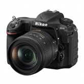 Nikon D500 - čelní pohled.