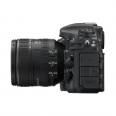 Nikon D500 - levá strana fotoaparátu.