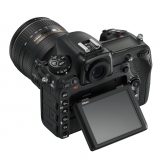 Nikon D500 - zleva shora, vyklápění LCD monitoru.