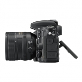 Nikon D750 - boční pohled na konektorovou výbavu