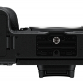 Nikon Z7 - spodní strana nového fotoaparátu s viditelným výrazným vykrojením úchopu